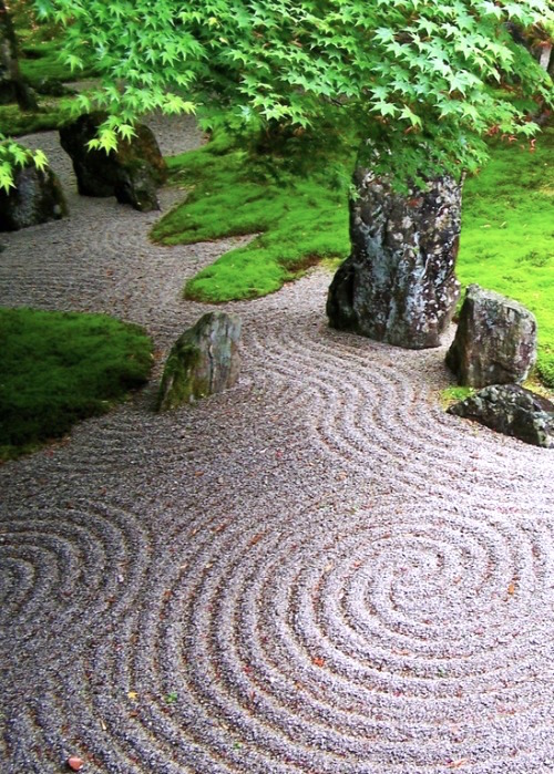 Zen Dry Rock Garden - Japanese Patterns of Design