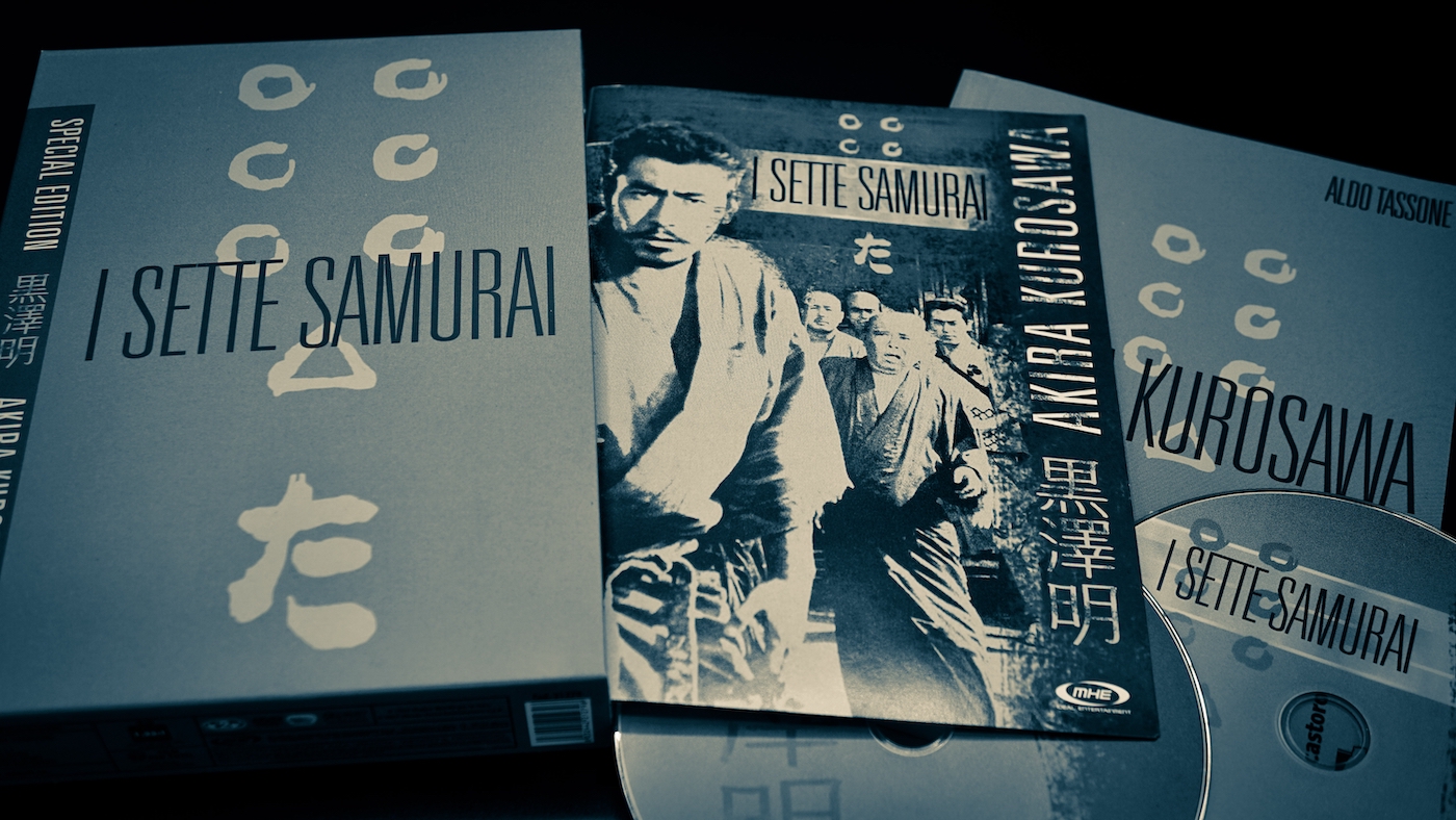 The detail of the cover and DVD of the collector's box of the film The Seven Samurai, by director Akira Kurosawa.