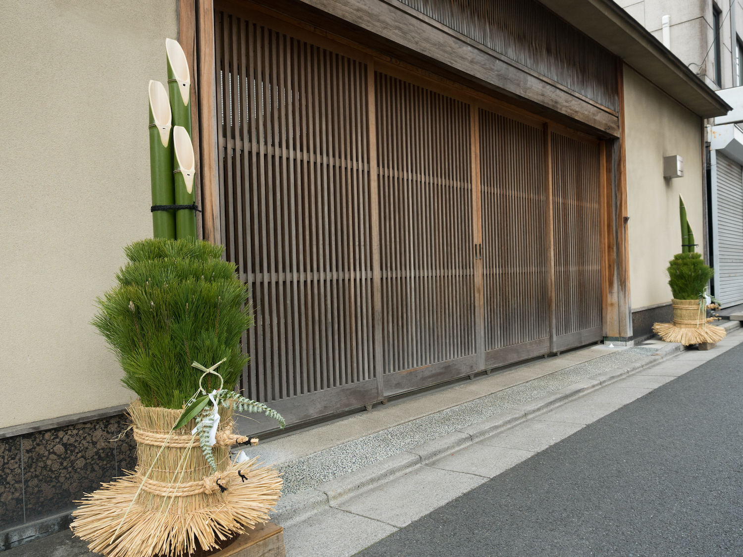 New Year decorations of Japan, Kadomatsu at each side of the front gate of the house
