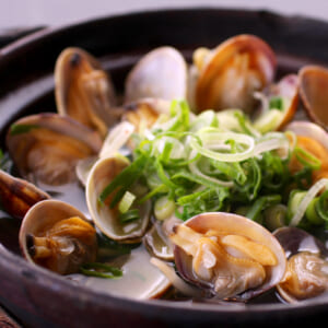 Steamed Clams with Sake in a pot