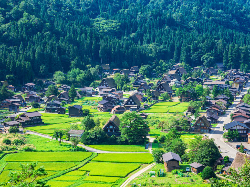 Shirakawa-go, Gifu Prefecture, where the original scenery of Japan remains. It is also listed as a UNESCO World Heritage Site.