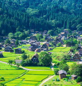 Shirakawa-go, Gifu Prefecture, where the original scenery of Japan remains. It is also listed as a UNESCO World Heritage Site.