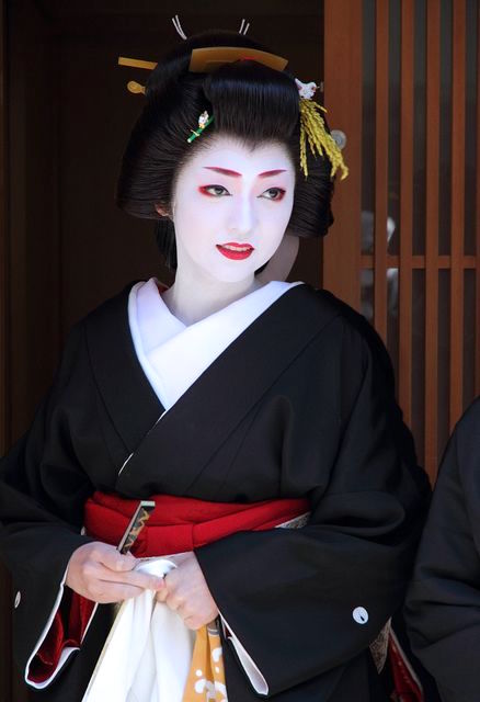 Traditional Geisha Makeup History | Saubhaya Makeup