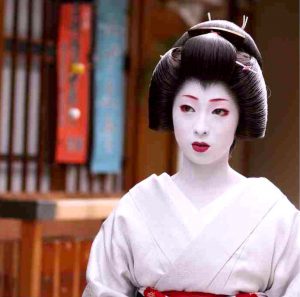 Geisha-Makeup-long-eyebrows-and-full-lips