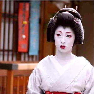 Geisha Makeup, long eyebrows and full lips