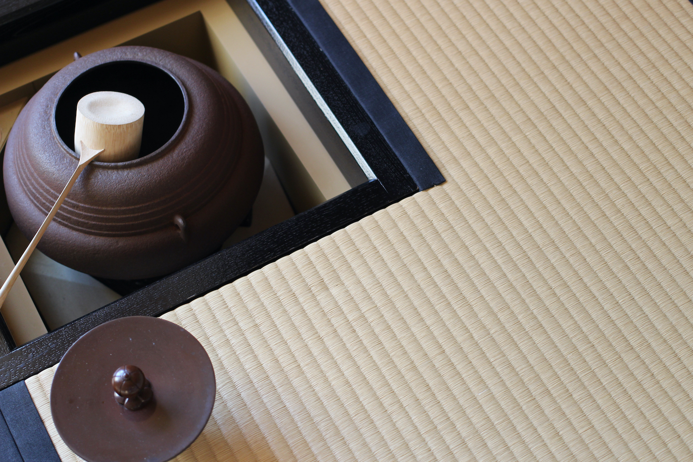 A kettle in the Japanese tea room