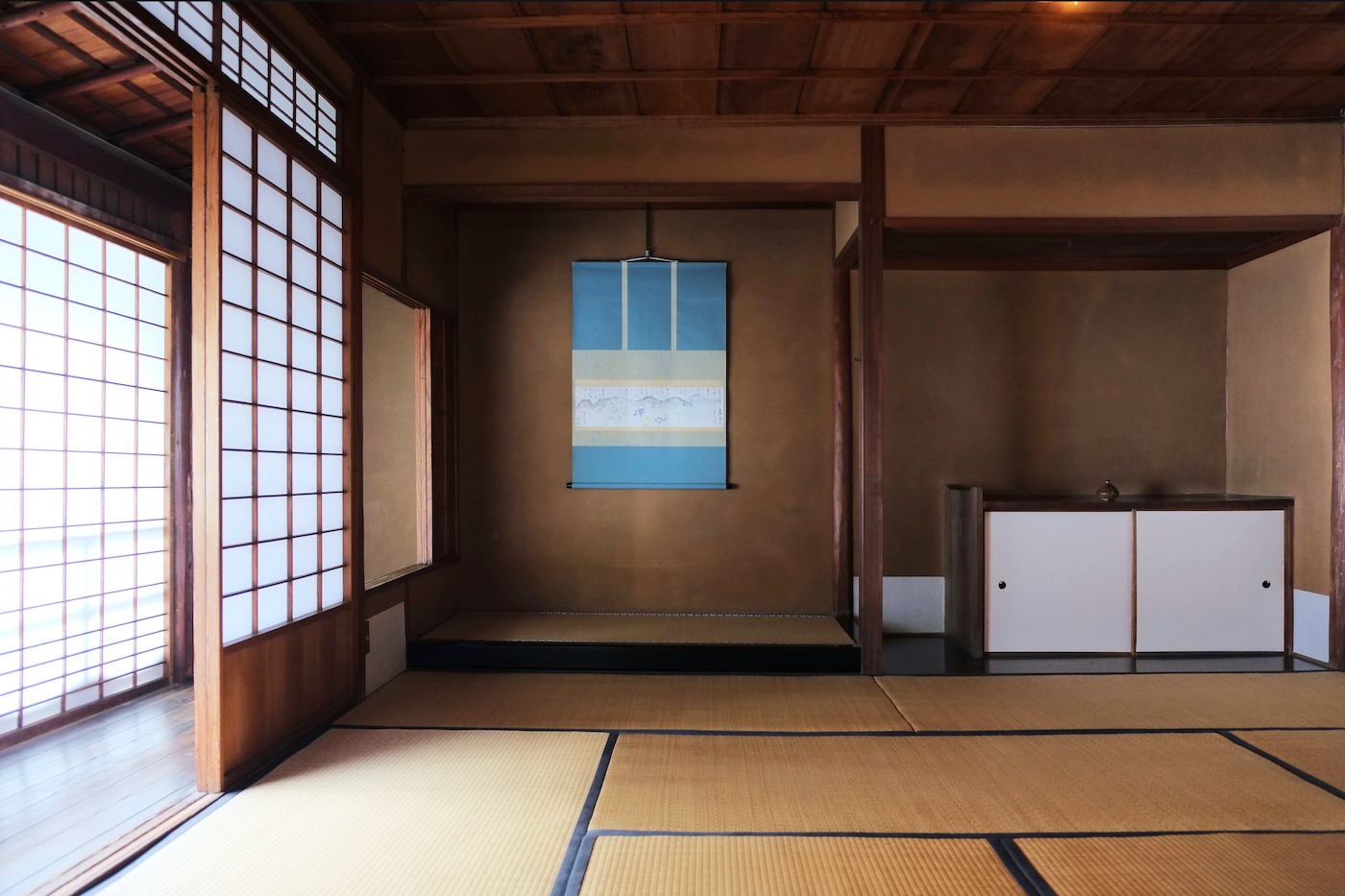 raditional Japanese dwelling fully equipped with tokonoma, tana, tsuke-shoin, tatami mats, and shoji screens