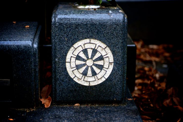 Genji-guruma, a cartwheel of an oxcart on a tombstone