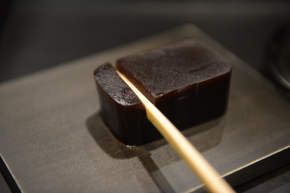 Toraya, Yokan being sliced