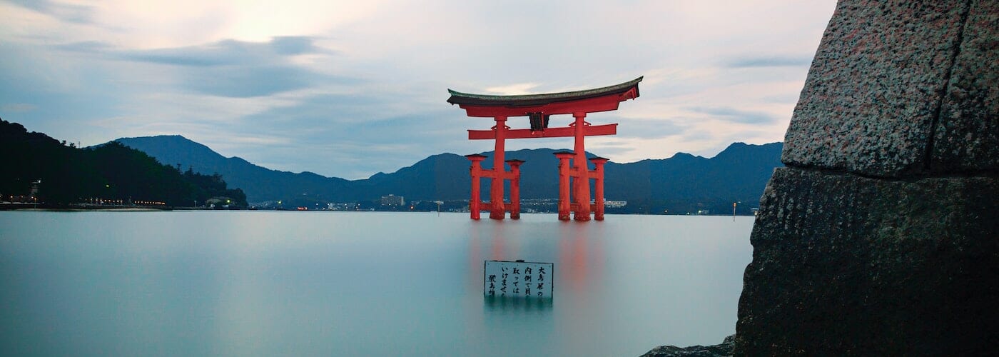 Shinto shrine history_shrine gate on water in Hiroshima