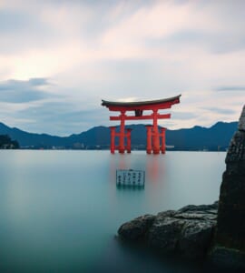 Shinto shrine history_shrine gate on water in Hiroshima