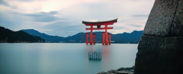 Shinto shrine history_shrine gate on water in Hiroshima