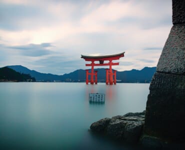 Shinto shrine history_shrine gate on water in Hiroshima