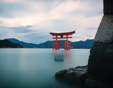 Shinto shrine history_shrine gate on water in Hiroshima