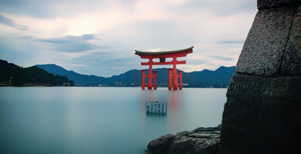 Shinto shrine history_shrine gate on water in Hiroshima